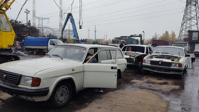 В Києві 8 раритетних авто врятували від утилізації