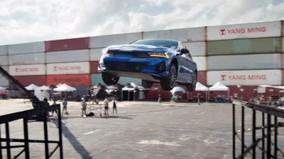 Kia K5 виконала карколомний стрибок з розворотом на 360 градусів: вражаюче відео