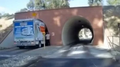 Когда квадрат не вписывается в круг: грузовик застрял в круглом тоннеле