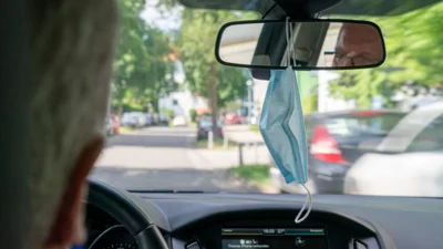Чому не варто вішати маску на дзеркало в авто
