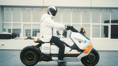 Електричний скутер BMW Definition CE 04 втілює мрії про кіберпанк