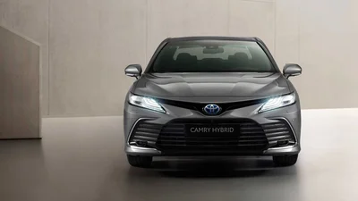 Toyota Camry причепурилась зовні і всередині до 2021 року