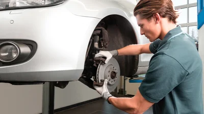 Когда нужно менять тормозные колодки и диски?