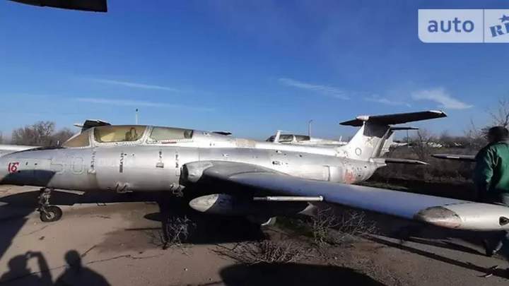 Самолет против автомобиля Самолет против автомобиля