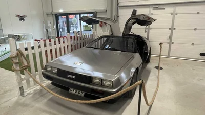 Легендарний DeLorean продають у секонд-хенді