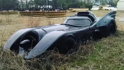 На пустирищі знайшли покинутий Бетмобіль