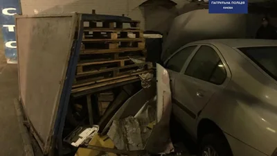 В Киеве пьяный водитель разгромил СТО: фото