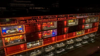 Mercedes-Benz дозволив рекламувати машини BMW у своїй будівлі