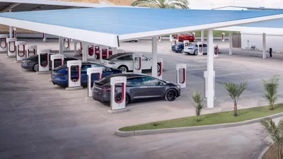 Зарядка на фирменных станциях Tesla Supercharger снова будет бесплатной