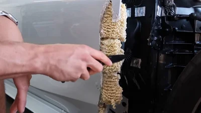 Кузов машини полагодили за допомогою лапші швидкого приготування: відео