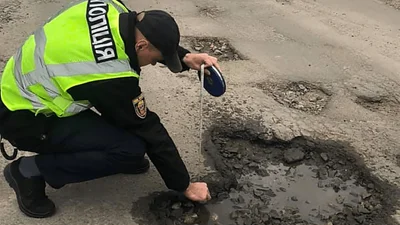 Як змусити чиновників залатати яму на дорозі