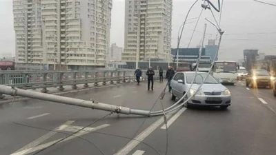 В інституті Патона назвали причину падіння трьох стовпів на Шулявському шляхопроводі