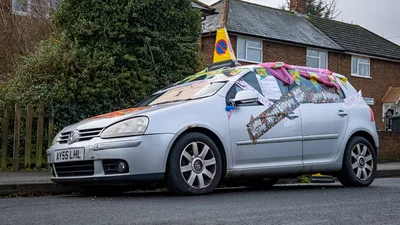 Покинутому на вулиці VW Golf влаштували святкування річниці забуття