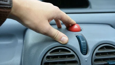 Суд визнав штраф за не увімкнену при зупинці автомобіля поліцією "аварійку" незаконним