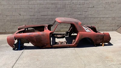 Іржавий голий кузов машини продали за гроші новенького Ford Mustang