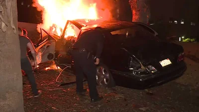 Автомобиль вылетел с эстакады, почти полностью сгорел, но водитель выжил: видео