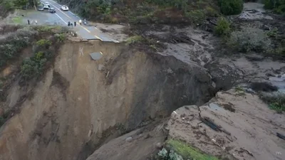 В США в океан смыло 50-метровый участок шоссе: видео