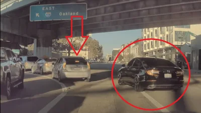 Камера Tesla сняла дерзкое ограбление Prius на светофоре