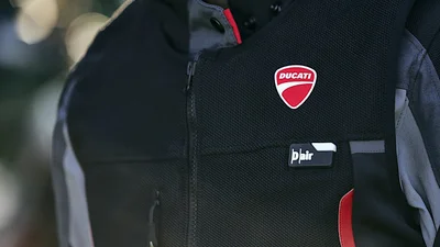 Ducati почала продавати жилети з подушками безпеки для мотоциклістів