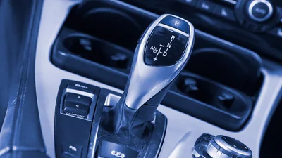 Чи треба перемикати АКП в нейтраль на світлофорі – поради