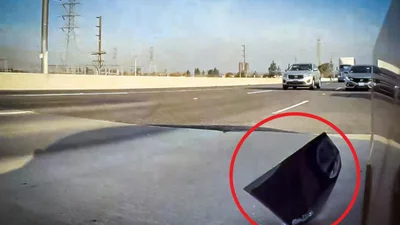Відео: заднє скло Tesla випало на ходу без видимих причин