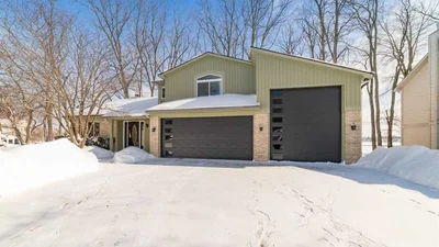 У США продають скромний будиночок з гаражем на шість машин