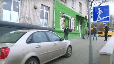 Нарушители ездят по тротуару и поддерживают движение "против лосей"