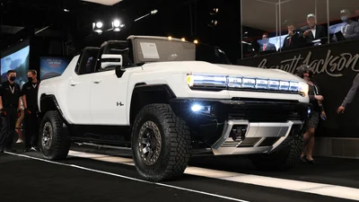 GMC Hummer VIN 001 продали в 22 раза дороже базовой цены, Ford Bronco VIN 001 – в 37