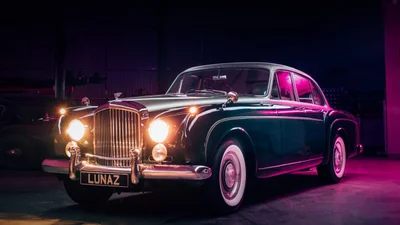 Британська компанія перетворила 60-річний класичний Bentley на електрокар: яскраві фото