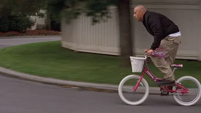 Вин Дизель катается с сыновьями на велосипедах в сопровождении 6 джипов охраны