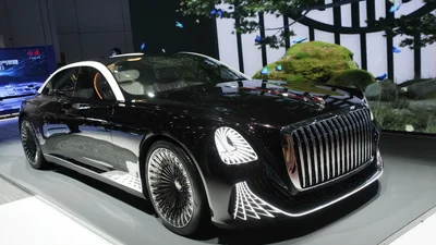 Hongqi L-Concept – китайский лимузин с люстрой, тремя креслами и без руля