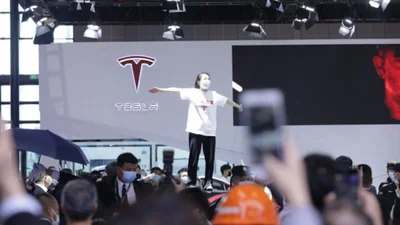 Tesla извинилась перед китаянкой, которая устроила дебош на Шанхайском автосалоне