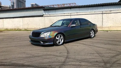 В Україні виставили на продаж Mercedes-Benz з кліпу співачки Miley Cyrus