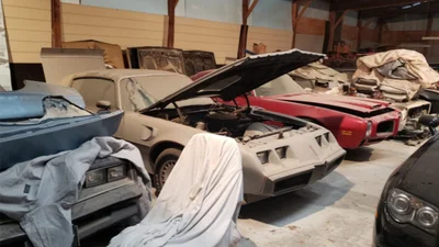 У скромного листоноші виявилась грандіозна колекція рідкісних маслкарів Pontiac