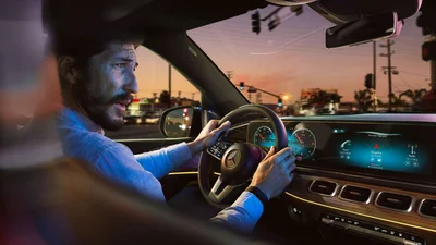 У медіасистеми Mercedes-Benz несподівано виявилась "власна думка" про Tesla