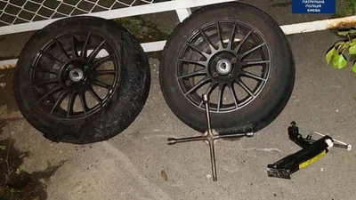 В Києві затримали викрадачів автомобільних коліс