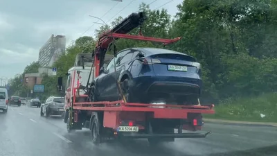 В Києві евакуатор забрав Tesla прямо із зарядним кабелем