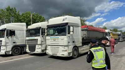 На Миколаївщині вантажівки перекрили рух через контроль "Укртрансбезпеки"