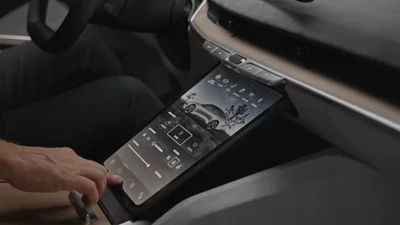 У конкурента Tesla Model S величезний екран медіасистеми можна прибрати