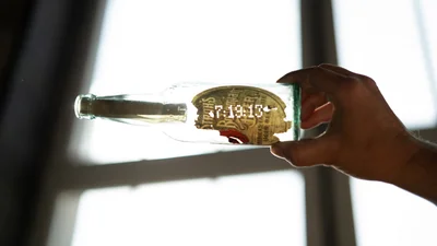 Будівельники Ford знайшли в стіні старого вокзалу пляшку з листом