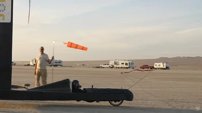 Наземна яхта їде швидше за вітер, використовуючи силу вітру: відео