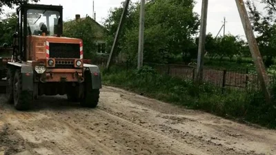Селяни на Волині самотужки лагодять дороги: відео