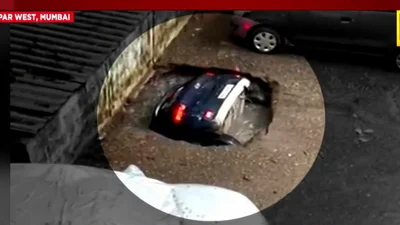 На відео потрапив момент, як маленька діра проковтнула автомобіль