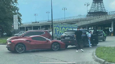 Суперкар Ferrari потрапив у безглузде ДТП у Харкові: фото