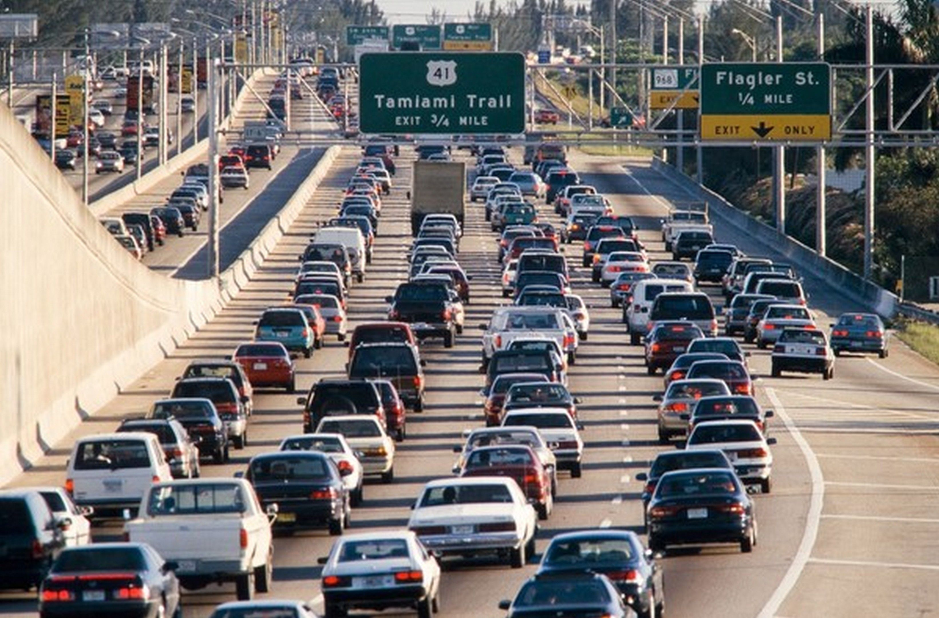 A lot of drivers. Автомобильный транспорт. Пробка машин. Много автомобилей. Пробки в США.