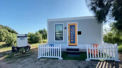 Ілон Маск живе в крихітному збірному будиночку, яким навіть не володіє