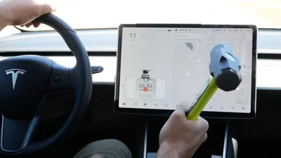 Що станеться розумним електрокаром Tesla, якщо на ходу розбити його центральний екран: відео