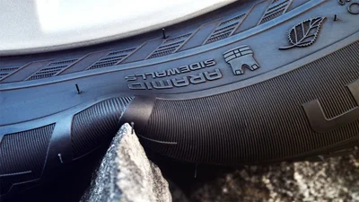 Чи можна їздити на шині з грижею: на скільки небезпечна шишка