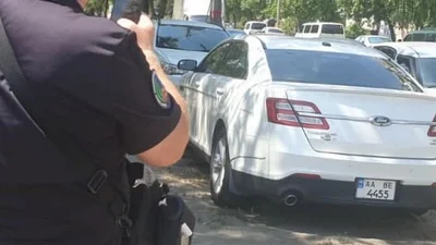 Київська інспекція з паркування знову штрафує водіїв за парковку у дворах