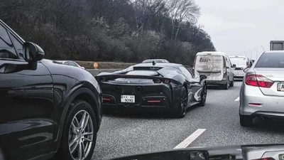 По Києву їздить гібридний суперкар Ferrari: відео